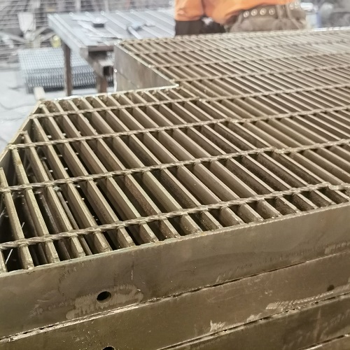 異型重型鋼格板鋼格柵在鋼結構制造中的應用