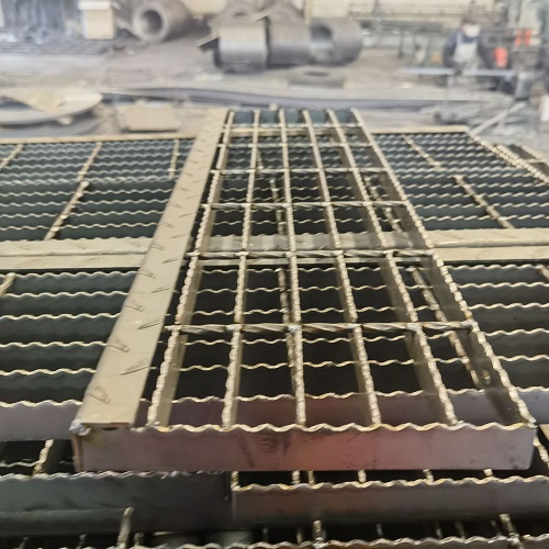 化工廠樓梯踏步鋼格柵鋼格板功能與優(yōu)勢(shì)