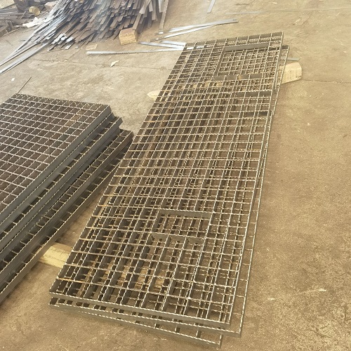 養(yǎng)殖場所鋼格柵：防堵塞與防腐蝕的設(shè)計方案