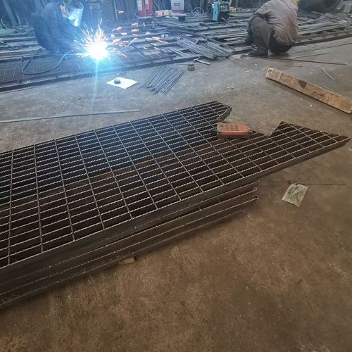 工業(yè)平臺鋼格柵的力學藝術：構建高承重抗沖擊的可靠解決方案