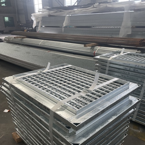 鋼格柵板踩空怎么辦？防滑設(shè)計(jì)來(lái)幫忙